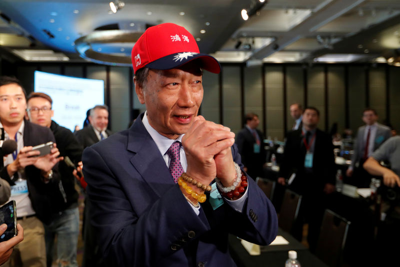 © Reuters. Terry Gou, founder and chairman of Foxconn, greets during an event that marks the 40th anniversary of the Taiwan Relations Act, in Taipei