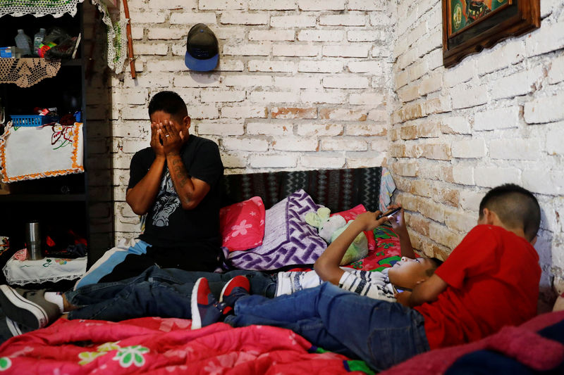 © Reuters. Arturo, un imigrante mexicano, gesticula frente a sus hijos en el interior de su casa en Neutla