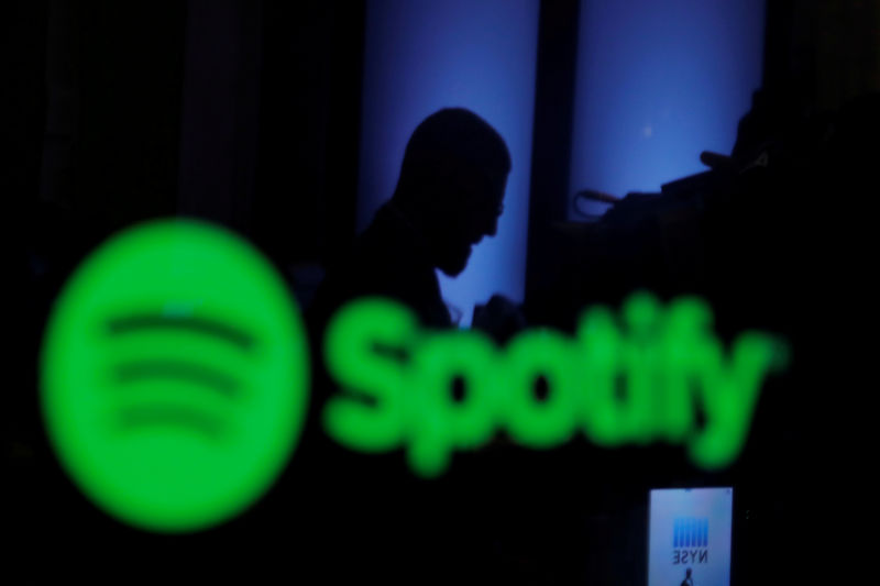 © Reuters. Imagen de archivo de un operador que se refleja en una pantalla de computadora que muestra la marca Spotify en el piso de la Bolsa de Valores de Nueva York