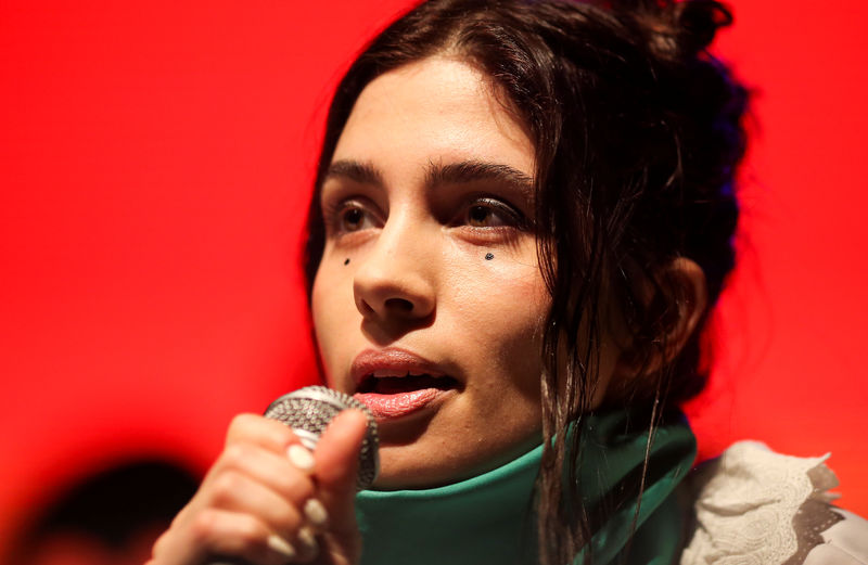 © Reuters. Nadezhda Tolokonnikova, integrante de la banda de punk rusa Pussy Riot, habla durante una rueda de prensa en Niceto, en Buenos Aires