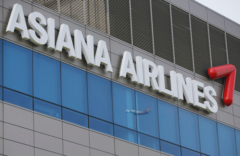 © Reuters. FILE PHOTO: A view of Asiana Airlines' head office in Seoul
