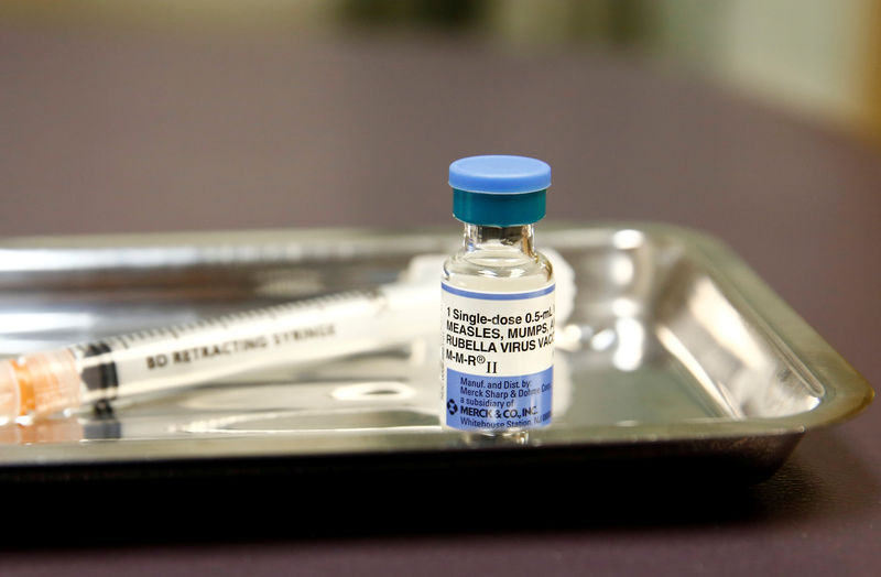 © Reuters. Foto de archivo. Frasco con la vacuna para el sarampión, paperas y rubéola en la Clínica Internacional de Servicios Comunitarios de Salud en Seattle, Washington, EEUU.