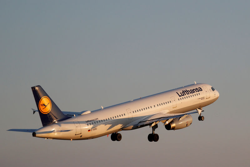 © Reuters. FILE PHOTO: A Lufthansa AIrbus A321 airplane takes off from the airport in Palma de Mallorca
