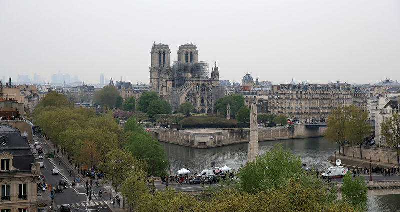 © Reuters. VINCI APPELLE À UNE UNION DU BTP POUR RECONSTRUIRE NOTRE-DAME