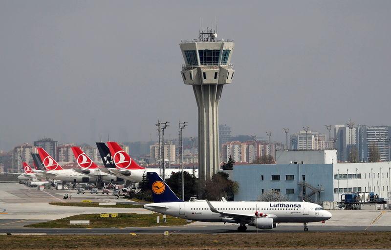 © Reuters. A Lufthansa Airbus A320-200 aircraft prepares to take off at Ataturk International Airport in Istanbul