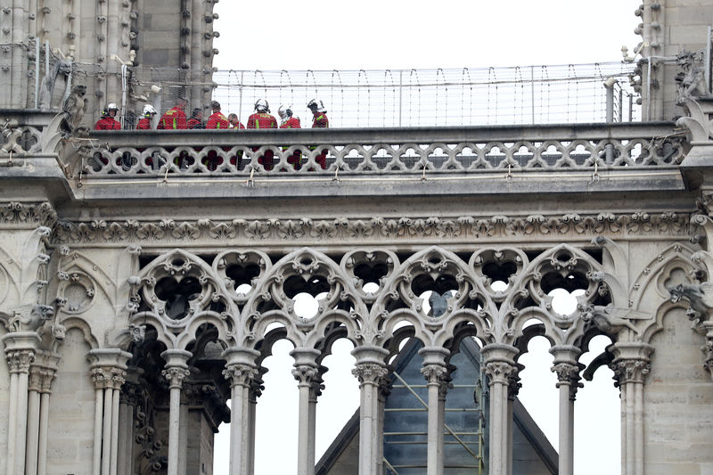 © Reuters. Bombeiros trabalham em Catedral de Notre Dame após incêndio