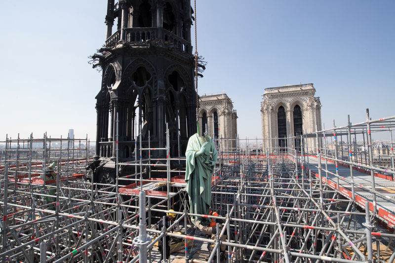 © Reuters. Estátua de São João é removida da Catedral de Notre Dame após incêndio