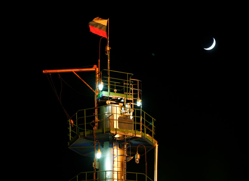 © Reuters. A Russian state flag flies on the top of a diesel plant in the Irkutsk Oil Company-owned Yarakta Oil Field in Irkutsk Region