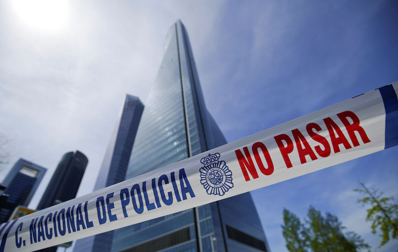 © Reuters. Una cinta de la policía frente a las torres de un rascacielos que alberga embajadas, después de una amenaza de bomba, en Madrid