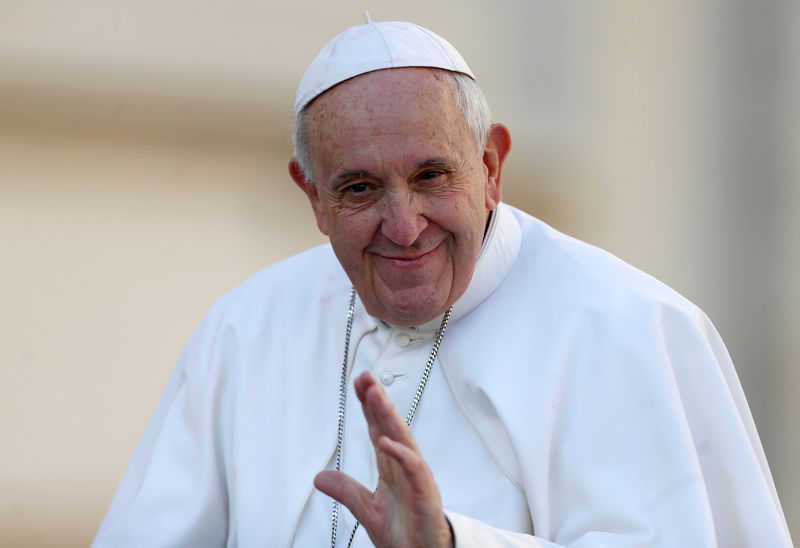 © Reuters. البابا فرنسيس يشاطر الفرنسيين حزنهم بعد حريق نوتردام