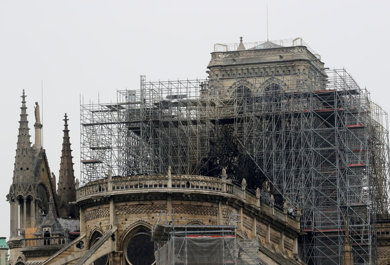 © Reuters. Vista de la catedral de Notre Dame después de un incendio masivo que devastó gran parte de la gema gótica en París