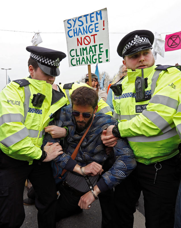 © Reuters. Policiais prendem manifestantes que bloquearam vias de Londres