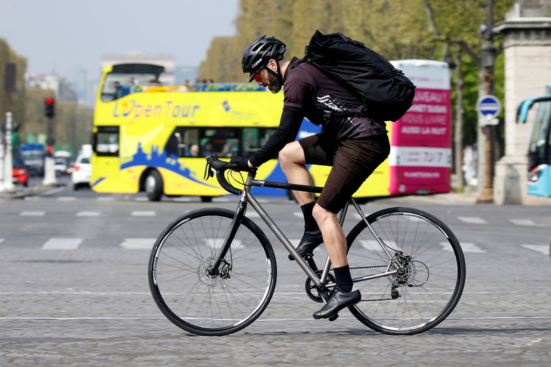 © Reuters. FILE PHOTO: A cycling courier delivers goods, as part of the emerging 'gig economy', in Paris