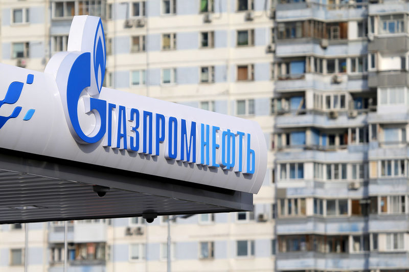 © Reuters. Logo da Gazprom Neft é exibida em um posto de gasolina em Moscou