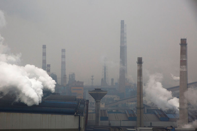 © Reuters. FILE PHOTO: Smoke and steam rise from a steel plant in Anyang