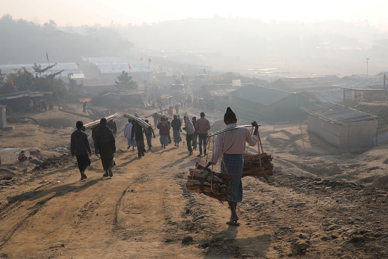 © Reuters. Imagen de archivo. Refugiados rohinyá caminan por el campamento de Jamtoli en Cox's Bazar, Bangladés