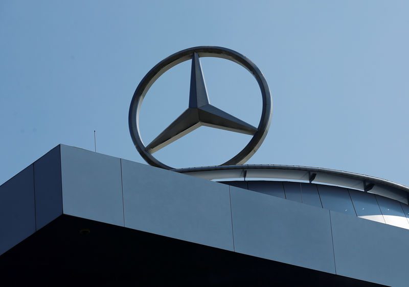 © Reuters. FILE PHOTO: A Mercedes Benz logo is pictured at a Mercedes Benz branch in Stuttgart