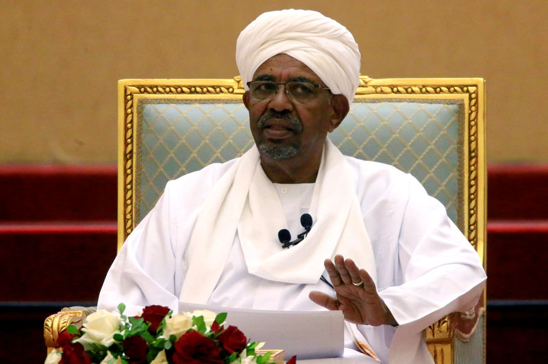 © Reuters. FILE PHOTO: Sudanese President Omar al-Bashir addresses a meeting at the Presidential Palace in Khartoum