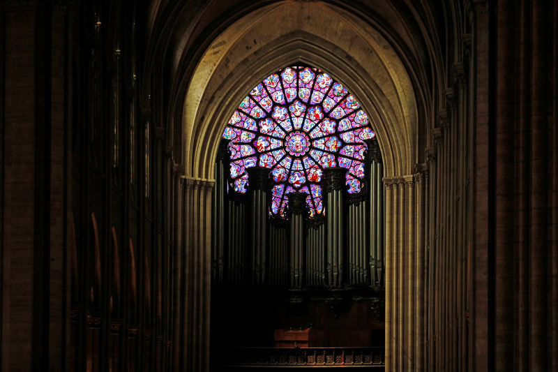 © Reuters. FOTO DE ARCHIVO: El órgano y un rosetón dentro de la Catedral de Notre Dame en París