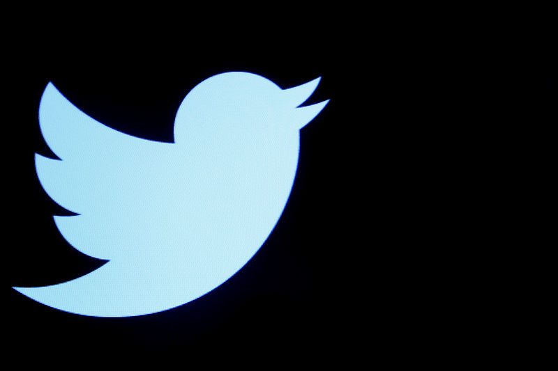 © Reuters. The Twitter logo is displayed on a screen on the floor of the NYSE
