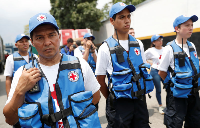 © Reuters. Trabalhadores da Cruz Vermelha venezuelana em Caracas