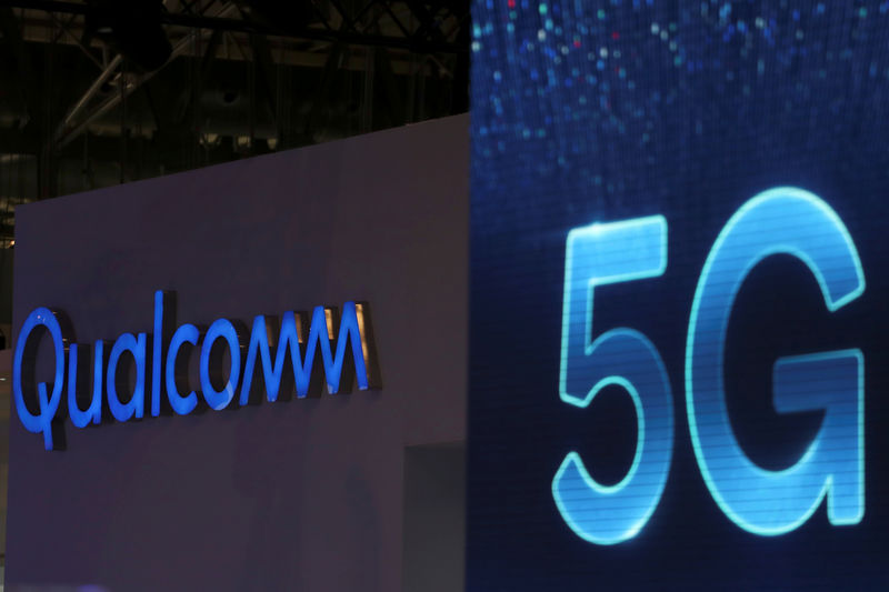 © Reuters. FILE PHOTO: Qualcomm and 5G logos are seen at the Mobile World Congress in Barcelona