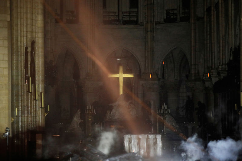 © Reuters. Altar da Catedral de Notre Dame após incêndio