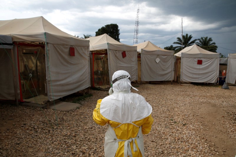 © Reuters. Agente de saúde usa traje de proteção antes de entrar em centro de tratamento contra o Ebola em Beni, na República Democrática do Congo