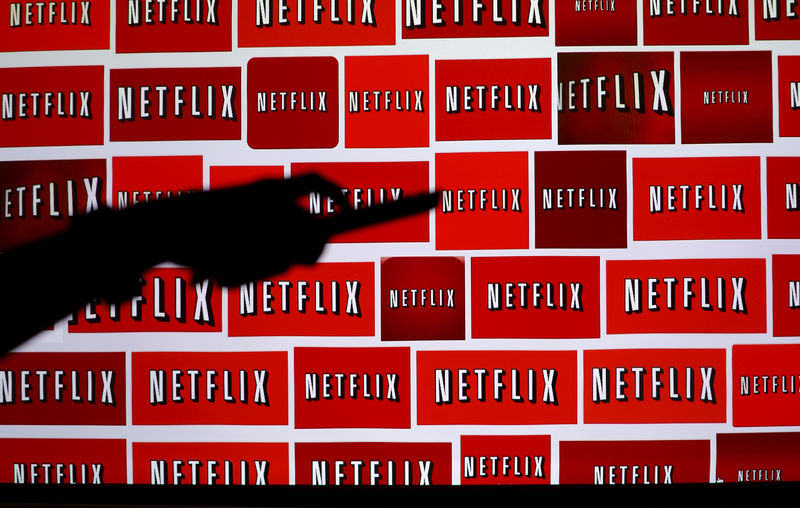 © Reuters. FILE PHOTO:  The Netflix logo is shown in this illustration photograph in Encinitas, California
