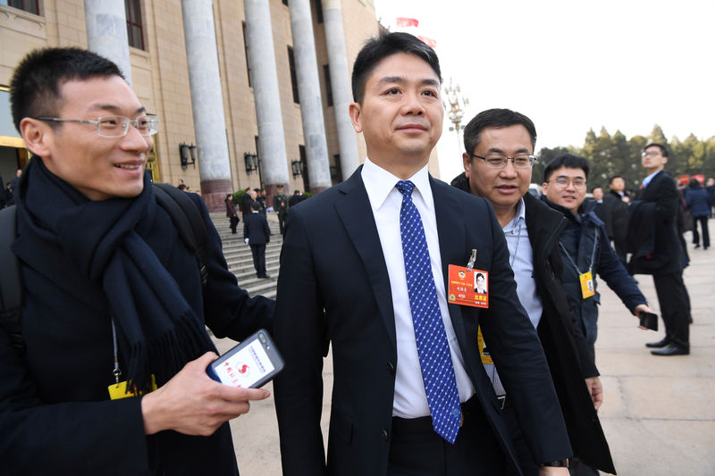 © Reuters. FILE PHOTO:  Richard Liu, founder and CEO of JD.com, leaves Great Hall of the People after NPC session in Beijing