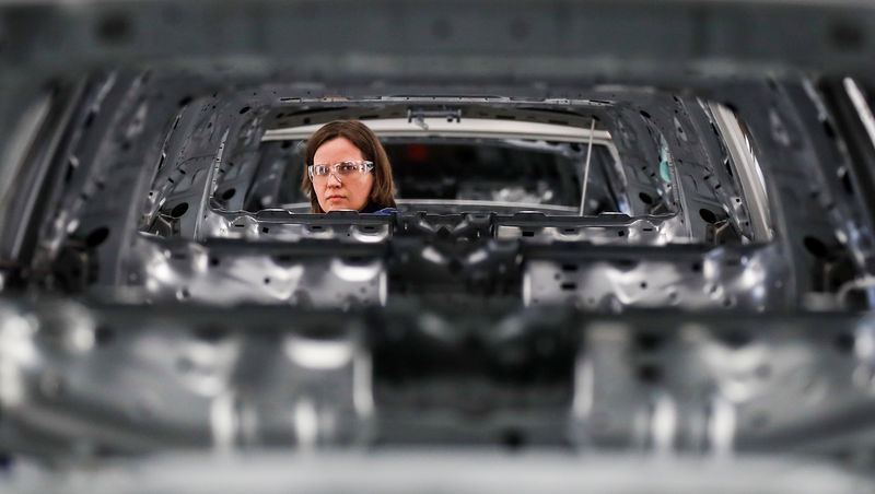 © Reuters. An employee looks on at the assembly line of Gorkovsky Automobile Plant (GAZ) in Nizhny Novgorod