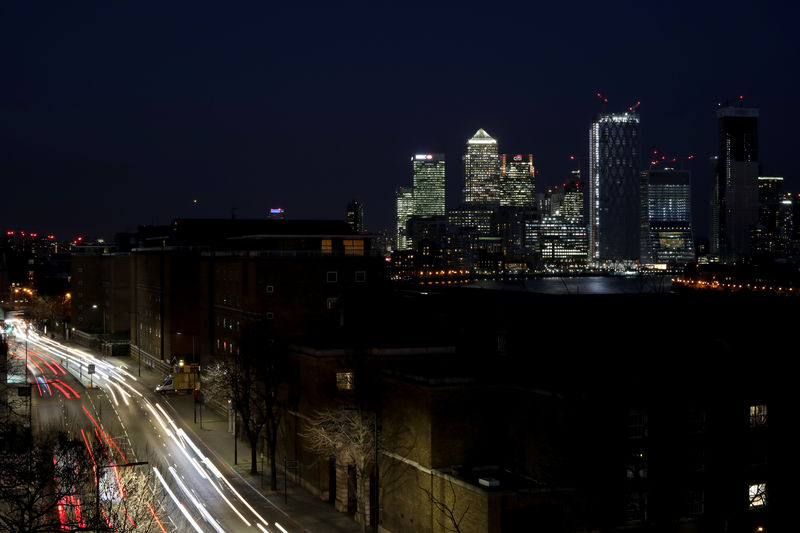 © Reuters. FILE PHOTO:  The Canary Wharf financial district is seen at dusk in London