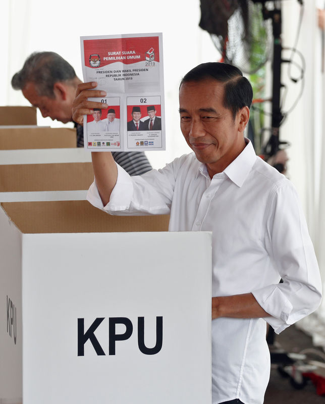 © Reuters. إندونيسيا تختار رئيسا جديدا في أكبر انتخابات تجرى في يوم واحد بالعالم