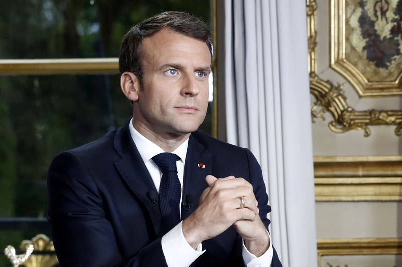 © Reuters. French President Emmanuel Macron addresses the French nation following a massive fire at Notre Dame Cathedral, at the Elysee Palace in Paris