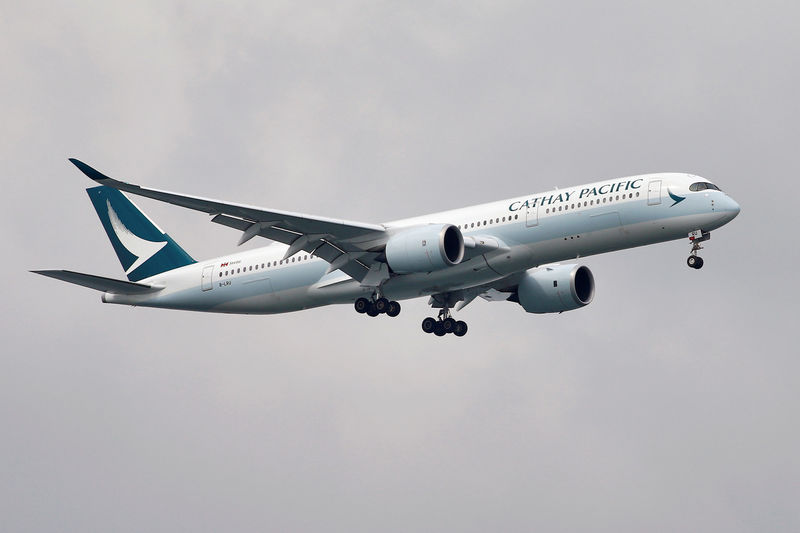 © Reuters. FILE PHOTO: A Cathay Pacific Airways Airbus A350 airplane approaches to land at Changi International Airport in Singapore