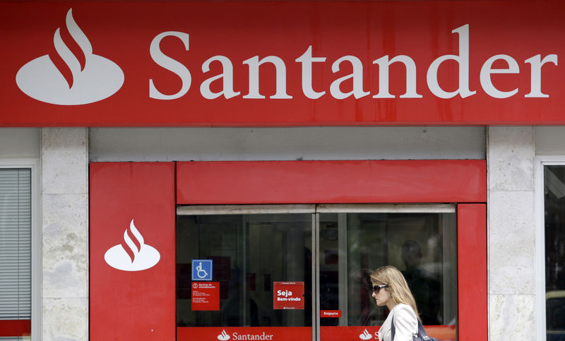 © Reuters. Foto de archivo. Una sede del banco Santander en Río de Janeiro