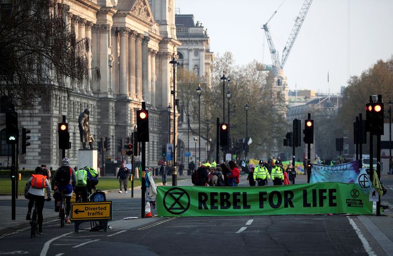 © Reuters. Activistas del cambio climático bloquean la Plaza del Parlamento durante una protesta en Londres