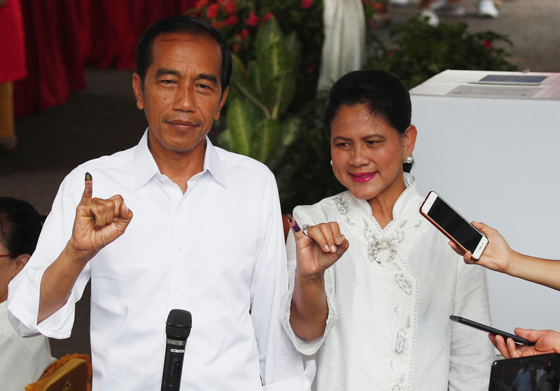 © Reuters. Los primeros resultados dan cómoda ventaja al presidente Widodo en las elecciones de Indonesia