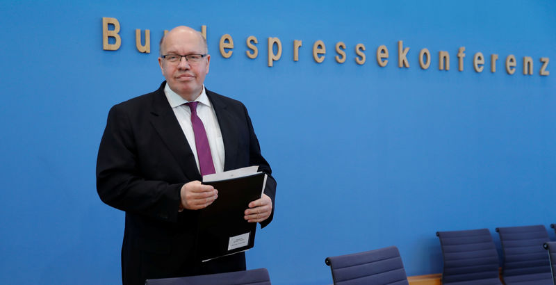 © Reuters. German Economy Minister Altmaier arrives to a news conference to present the 2019 spring outlook of the German economy in Berlin