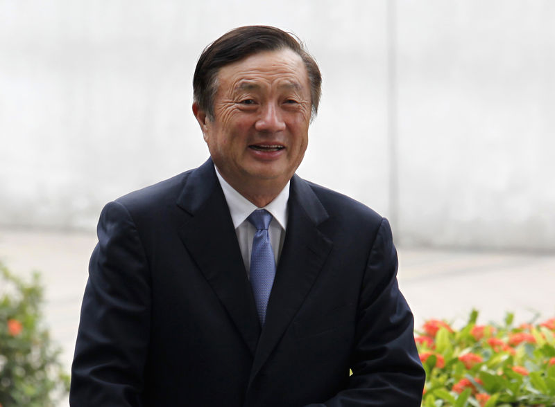 © Reuters. Huawei CEO and founder Ren Zhengfei walks inside Huawei's headquarters in Shenzhen