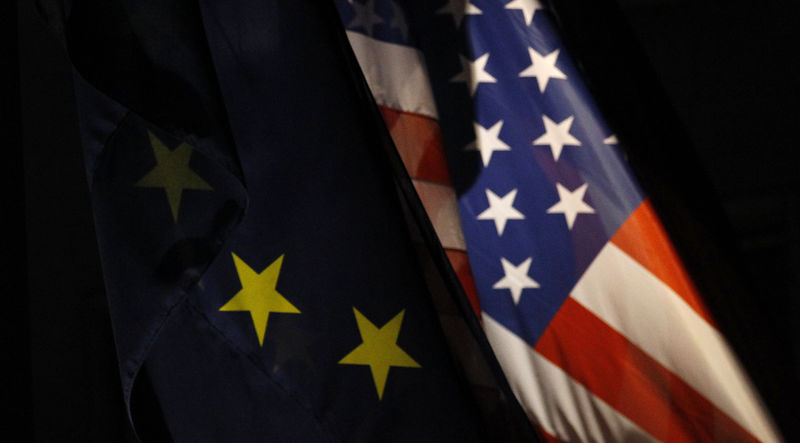 © Reuters. Bandeiras da União Europeia e dos Estados Unidos