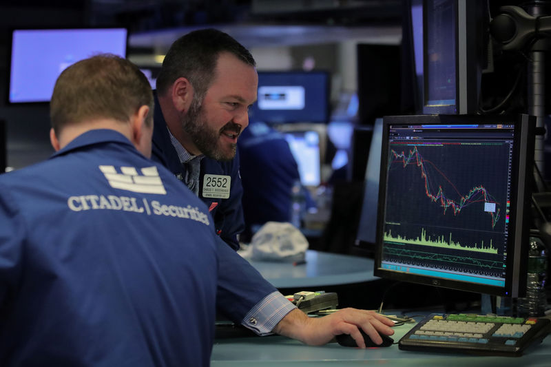 © Reuters. Traders work on the floor of the NYSE in New York