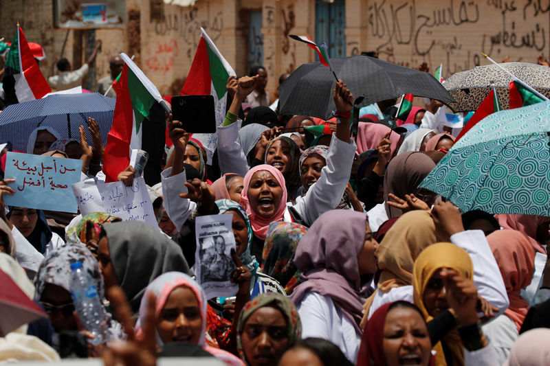 © Reuters. Sudaneses protestam em frente ao Ministério da Defesa, em Cartum