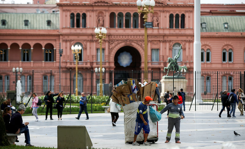 © Reuters. Catadores de lixo em frente à Casa Rosada, em Buenos Aires