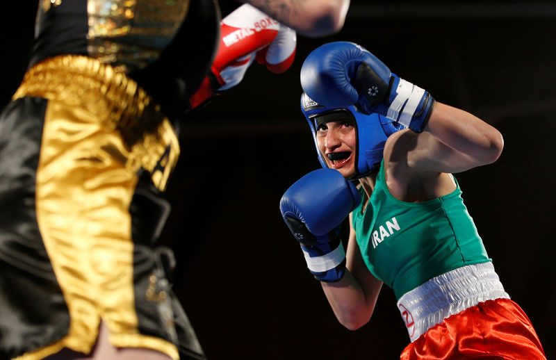 © Reuters. Pugilista iraniana Sadaf Khadem durante luta contra francesa Anne Chauvin em Royan, na França