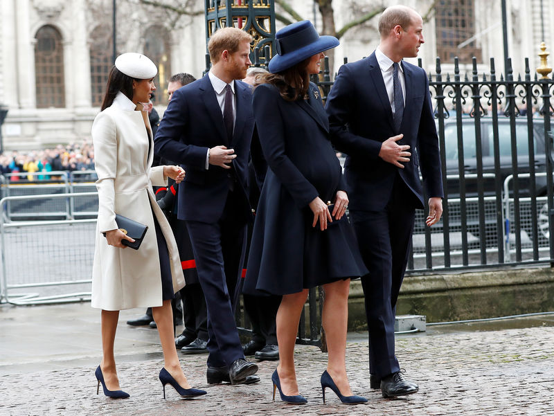 © Reuters. Príncipe Harry ao lado de Meghan Markle, e príncipe William, ao lado de sua esposa Kate, em Londres