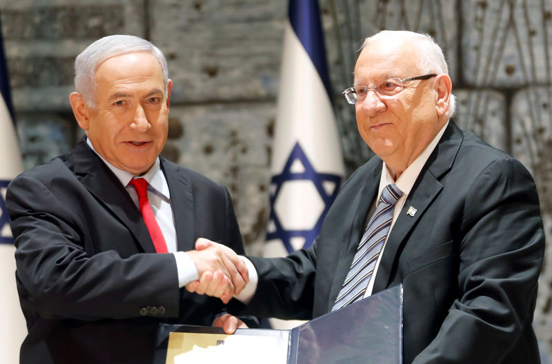 © Reuters. Presidente de Israel, Reuven Rivlin, ao lado do primeiro-ministro do país, Benjamin Netanyahu, em Jerusalém