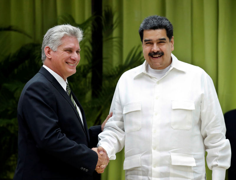 © Reuters. Cuba's President Miguel Diaz-Canel shakes hands with Venezuela's President Nicolas Maduro during the 16th Bolivarian Alliance for the Peoples of Our America-Peoples Trade Agreement Summit in Havana