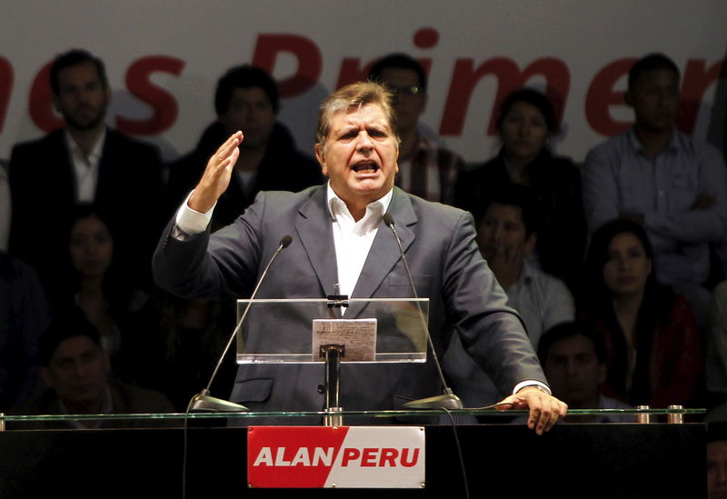 © Reuters. IMAGEN DE ARCHIVO. El expresidente peruano Alan García participa en un encuentro con partidarios en Lima.