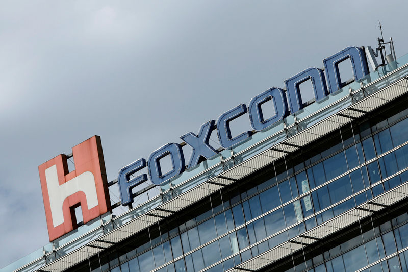 © Reuters. FILE PHOTO: The logo of Foxconn, the trading name of Hon Hai Precision Industry, is seen on top of the company's building in Taipei